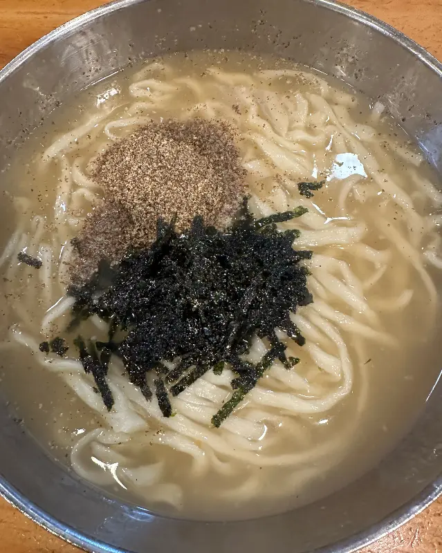 들깨가루 듬뿍 뿌려진 칼국수
