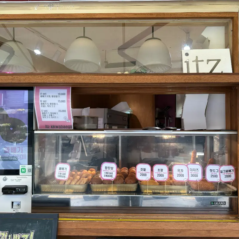 다양한 종류의 꽈배기가 담긴 쇼케이스