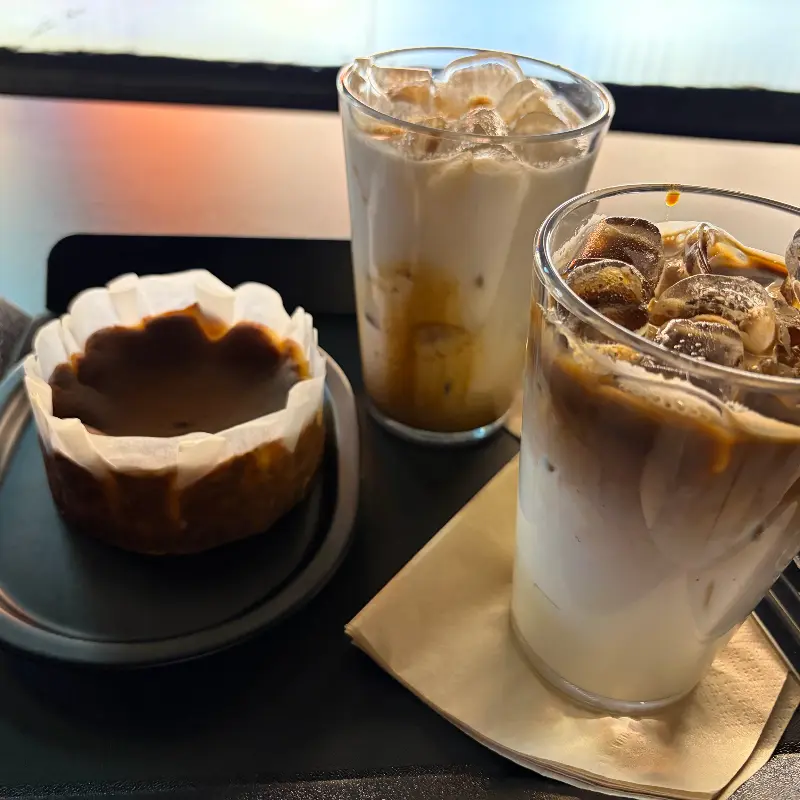 연유라떼와 바스크 치즈케이크