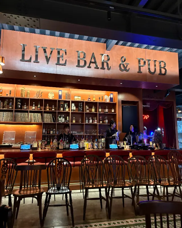 다양한 주류가 준비된 바 테이블