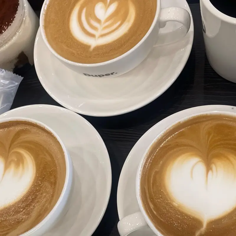 다양한 라떼 아트가 돋보이는 커피