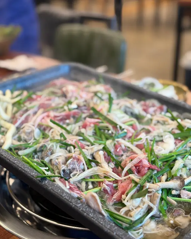 싱싱한 야채와 함께 즐기는 오리불고기