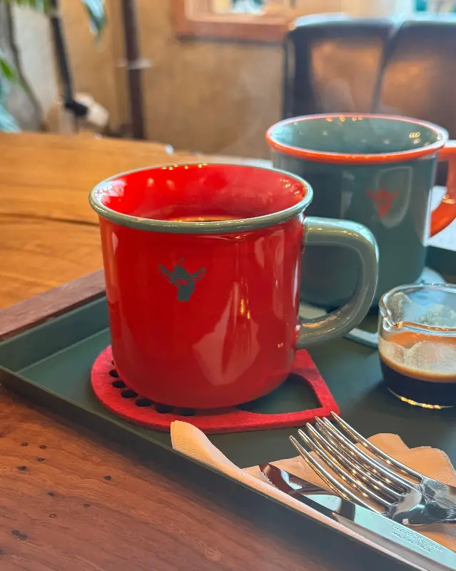 커피가 담긴 예쁜 머그컵