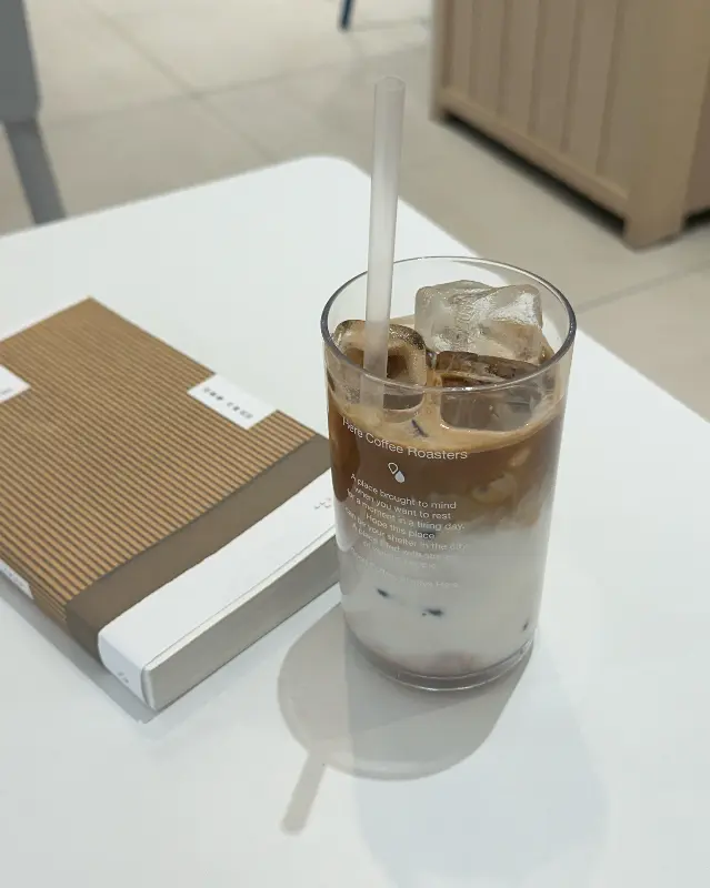 히어커피 로스터스의 아이스 라떼