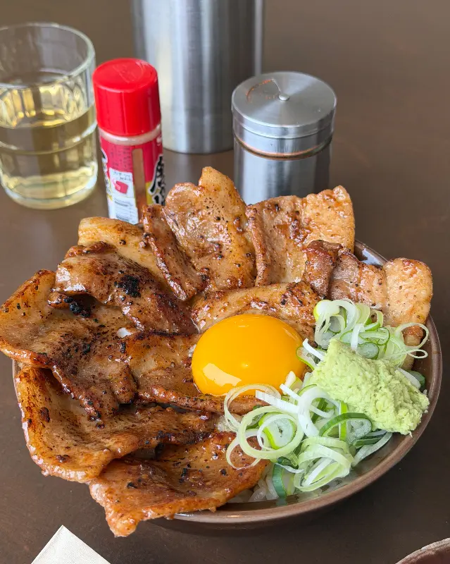 윤기가 흐르는 돼지고기와 톡 터질 듯한 노른자가 인상적인 부부정의 부타동