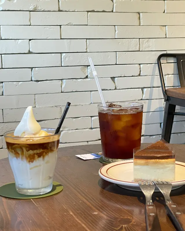 아이스 아메리카노와 치즈 케이크