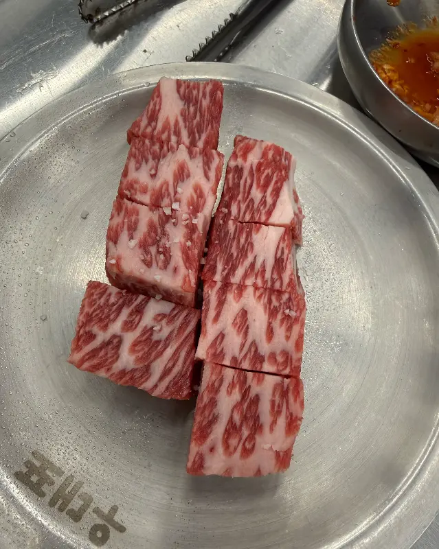 신선한 깍둑꽃살