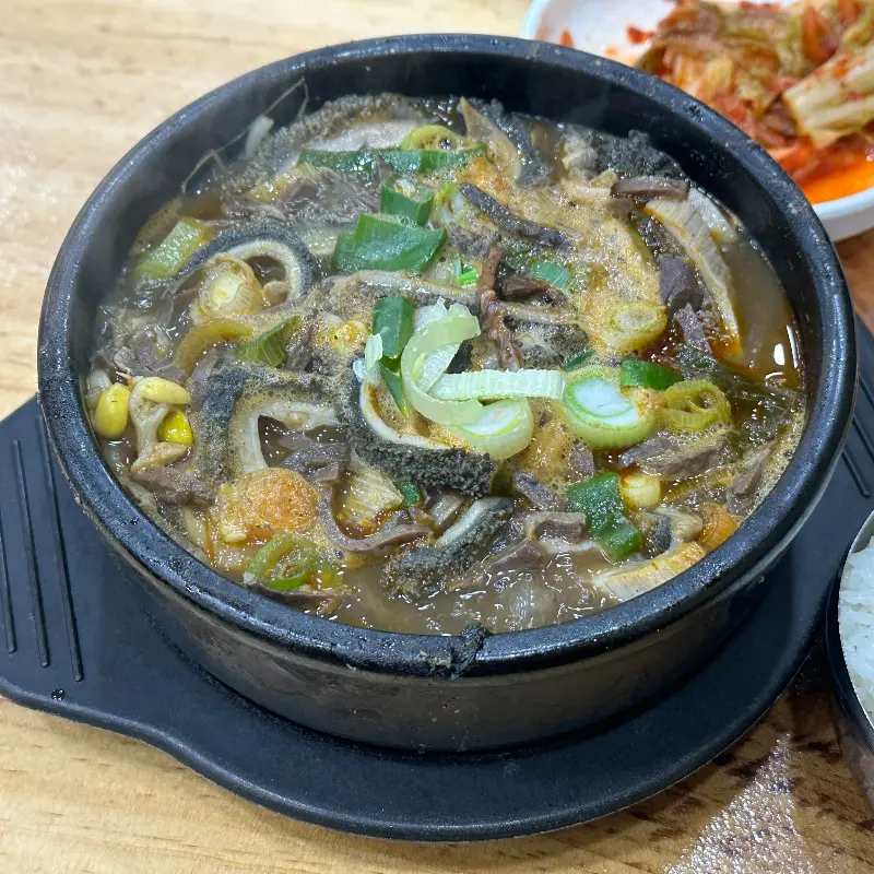 뚝배기 가득 담긴 해장국