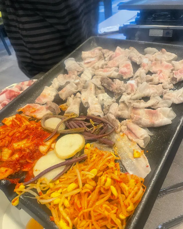 불판 위에 익어가는 대패 삼겹살