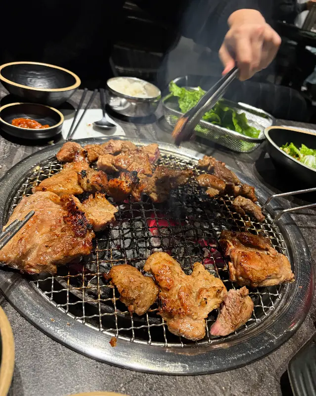 불판 위에 구워진 마늘