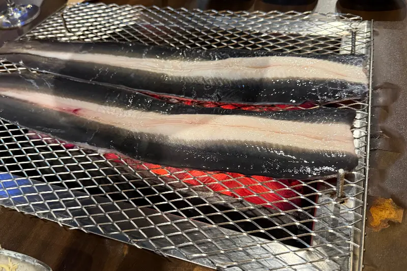 숯불 위에서 노릇하게 익어가는 장어