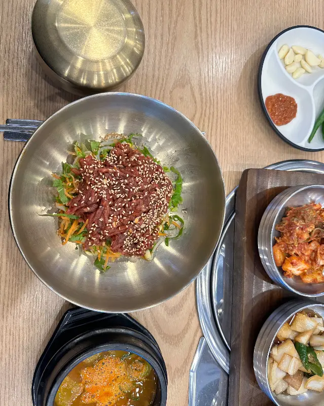 육회비빔밥과 반찬