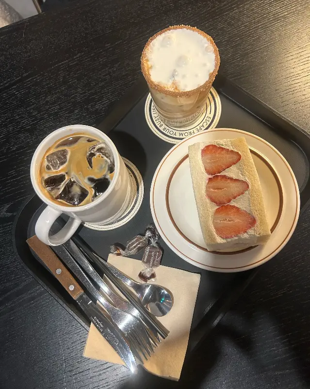 딸기 산도와 음료