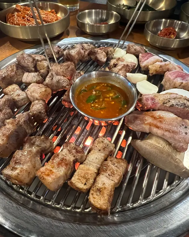 불판 위에 푸짐하게 올려진 고기