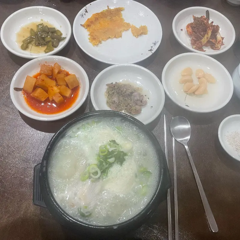 한우탕과 정갈한 밑반찬