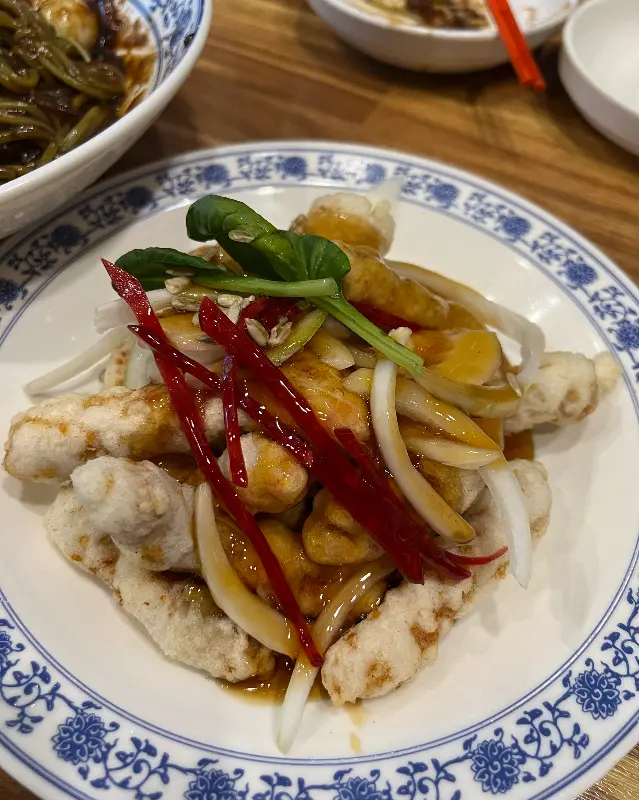 새콤달콤한 소스가 곁들여진 찹쌀 탕수육