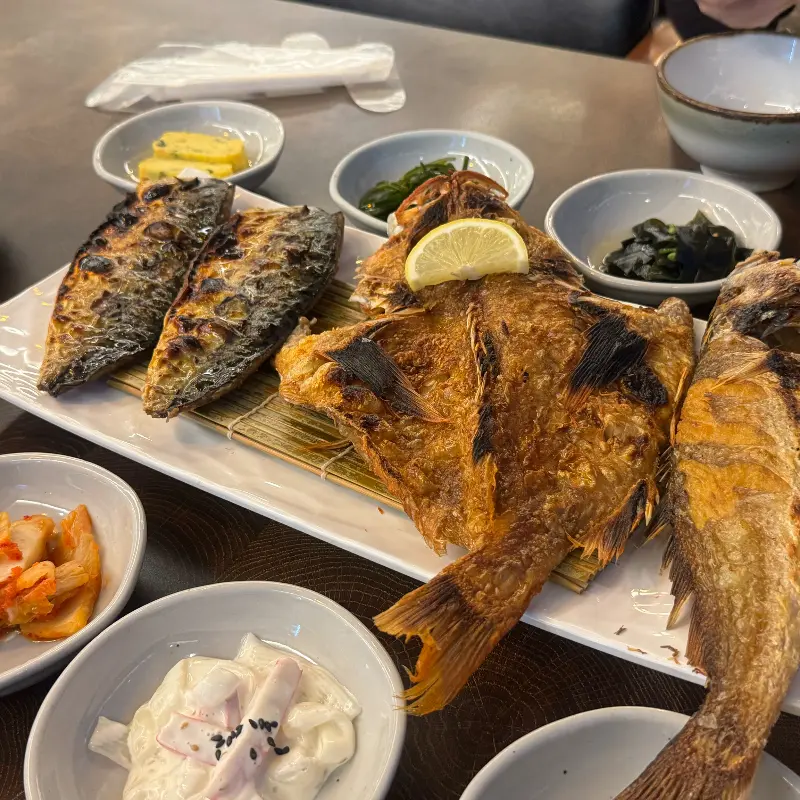 윤기가 흐르는 생선구이 한 상