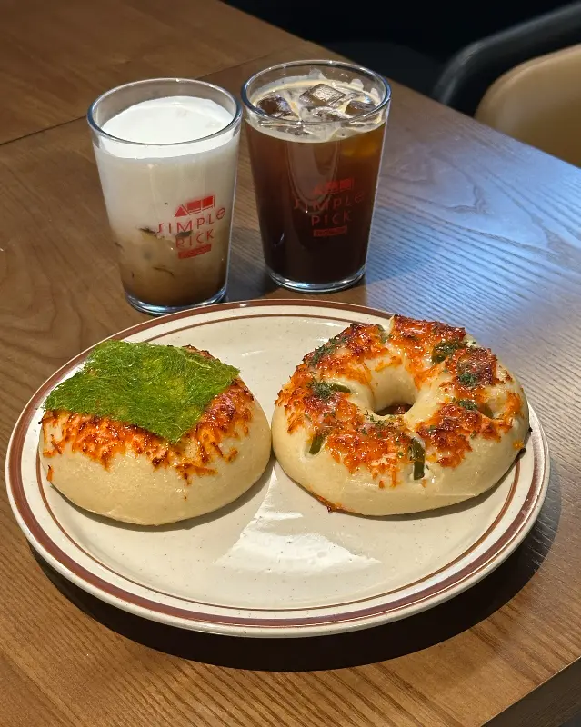 명란마요 베이글과 할라피뇨 소세지 베이글