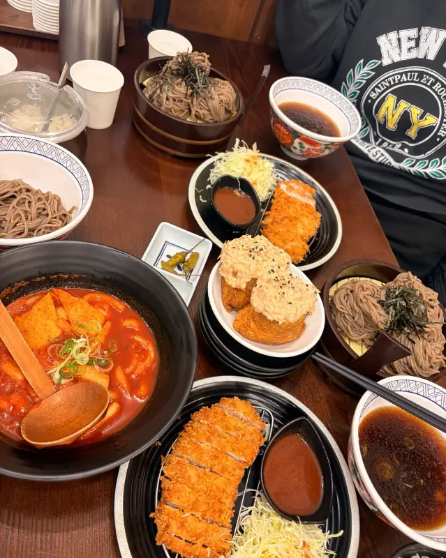 테이블 가득 채운 메뉴들