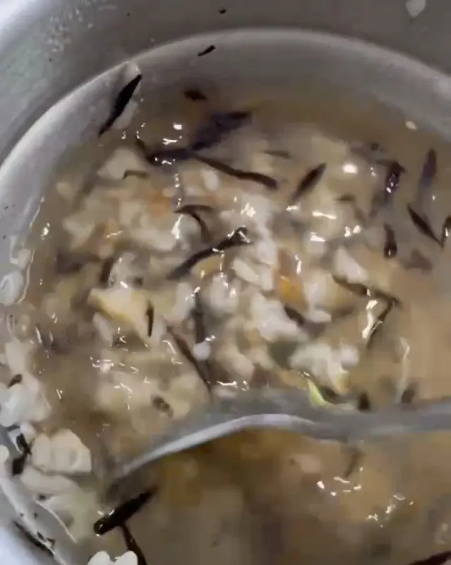 윤기가 흐르는 전복솥밥