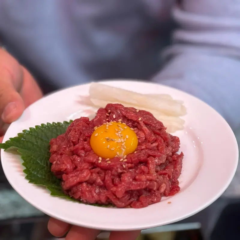 육회 위에 노른자가 올려져 있는 모습