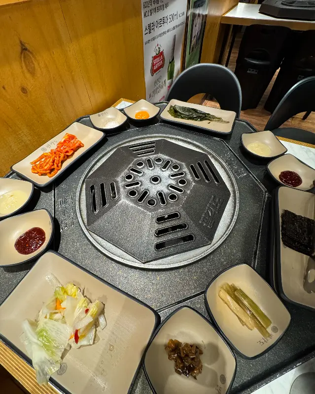 푸짐한 밑반찬과 숯불닭갈비