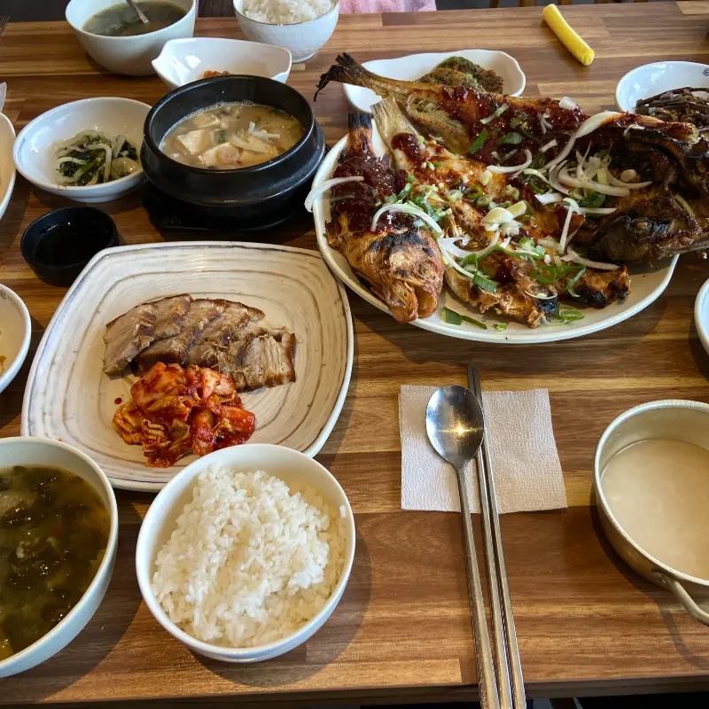 한상 가득 차려진 반다찌