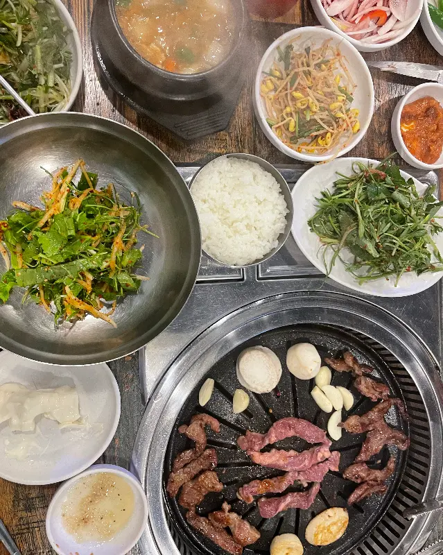 한 상 가득 차려진 갈매기살