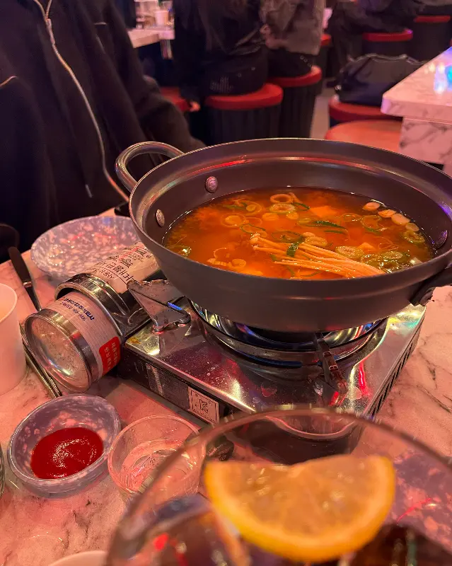 테이블 위 된장찌개