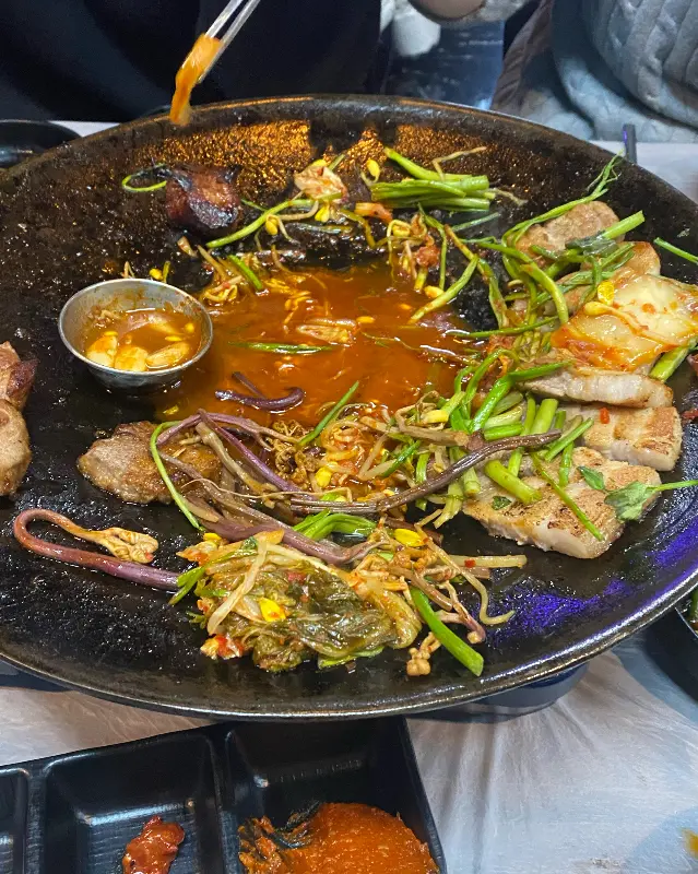 솥뚜껑에 구워먹는 김치와 채소