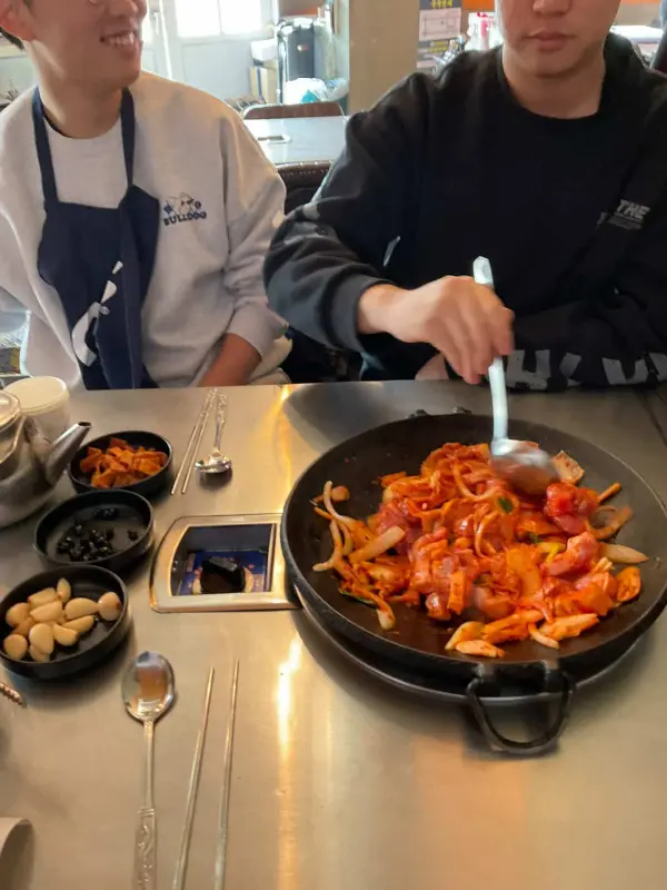 통돼지볶음을 볶는 모습