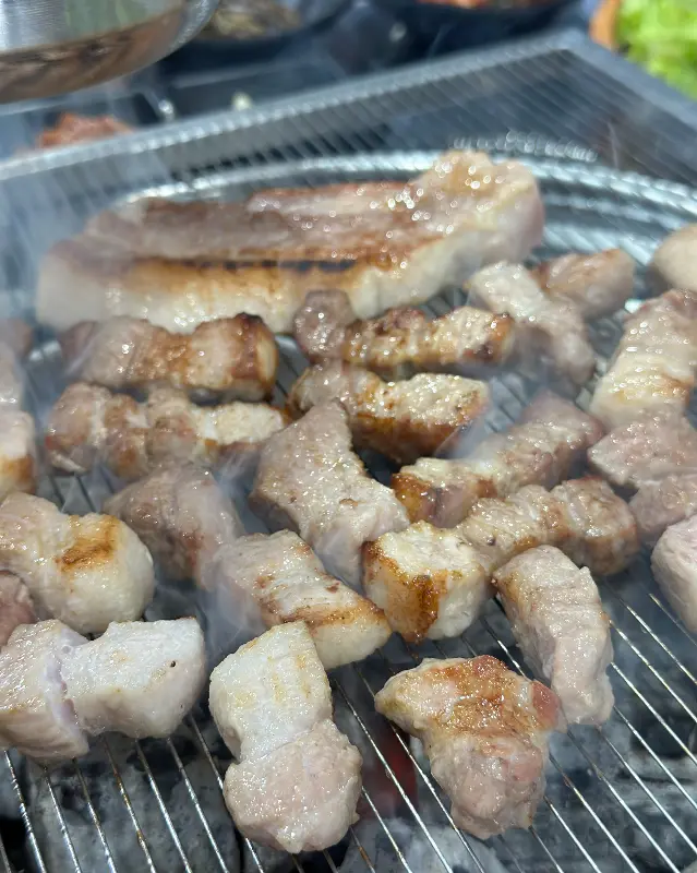 숯불위에서 익어가는 고기