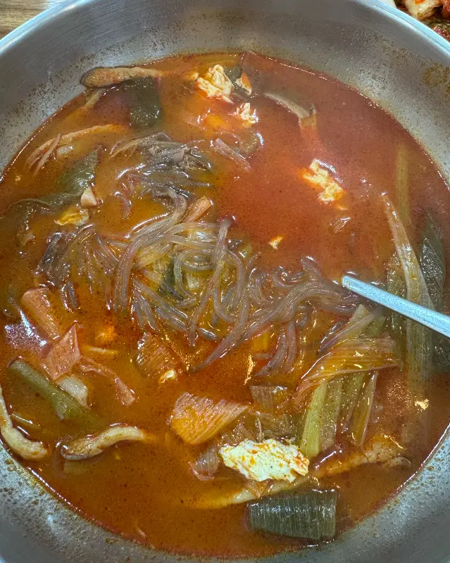 푸짐한 건더기가 인상적인 육개장