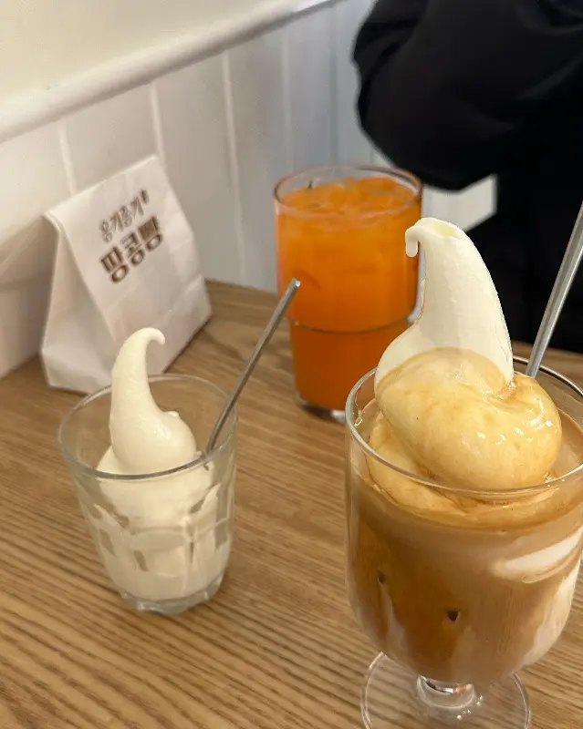 깔끔한 카페 내부