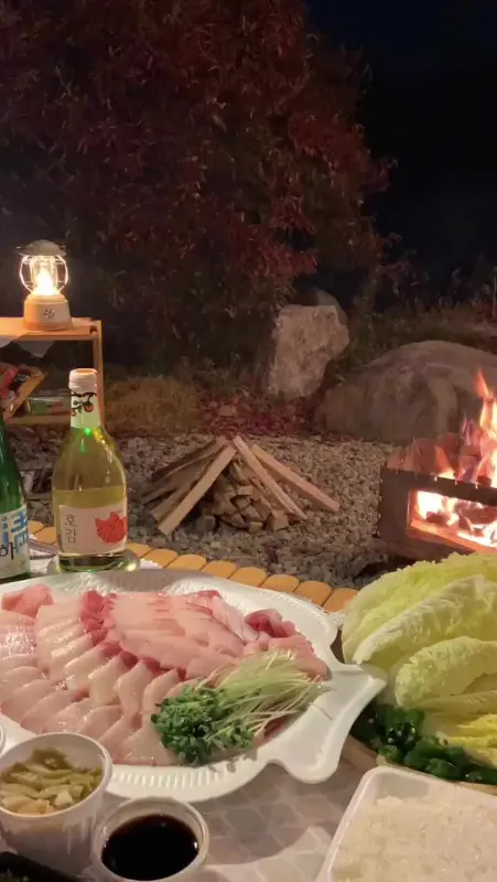 캠핑장에서 즐기는 방어회 한 상 차림