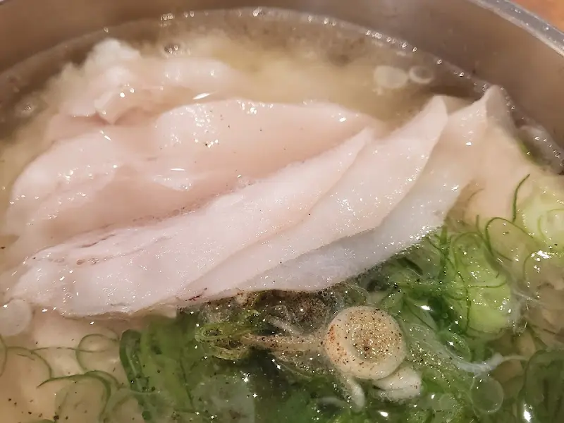 얇게 저민 돼지고기가 인상적인 온정가의 청곰탕