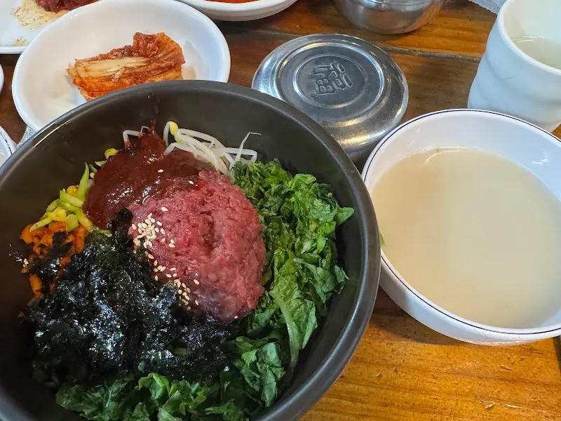 육회비빔밥과 곰탕 국물, 김치