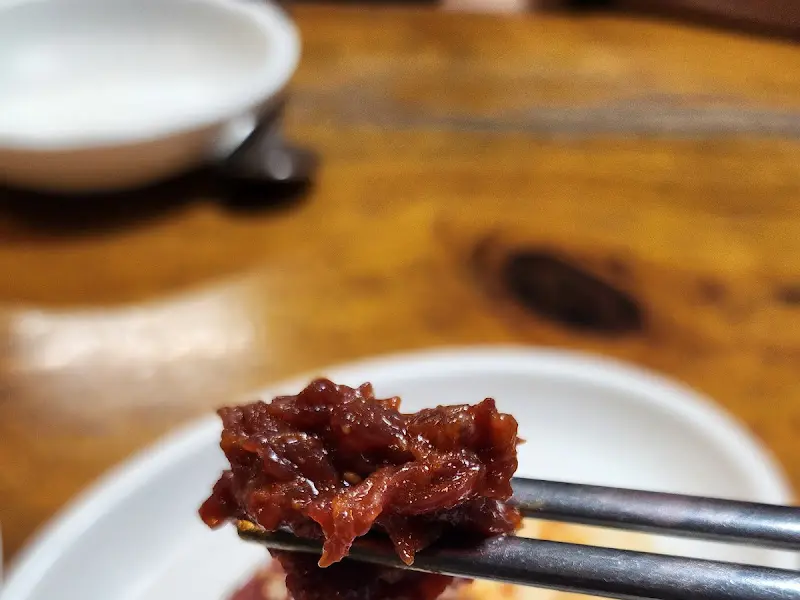 젓가락으로 집어 올린 육회