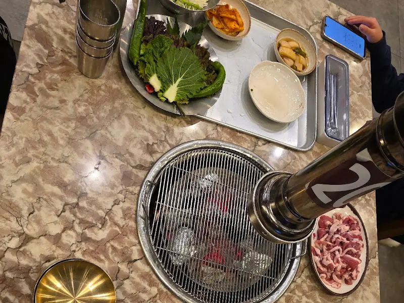 숯불과 기본 반찬, 오리고기 한 상 차림