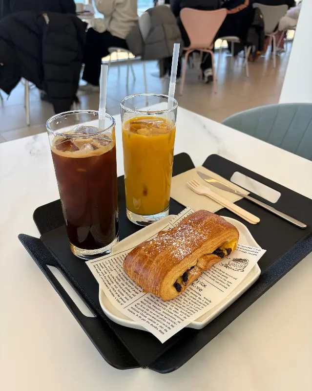 아이스 아메리카노와 빵의 조합