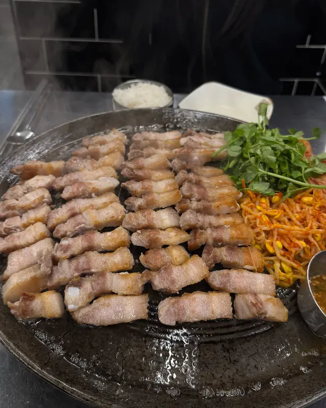 솥뚜껑에 가득찬 삼겹살