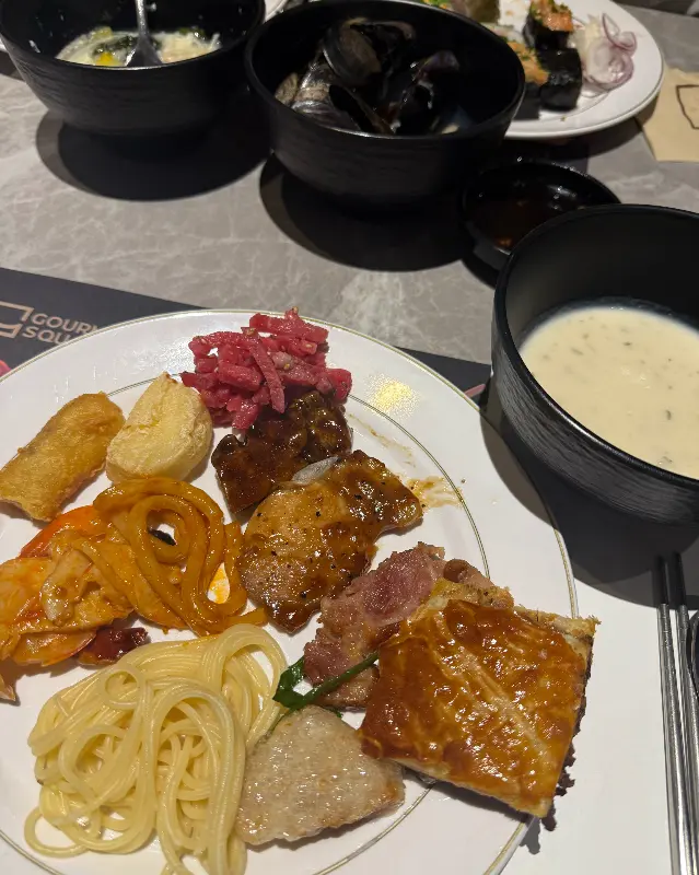 뷔페 음식 코너의 모습