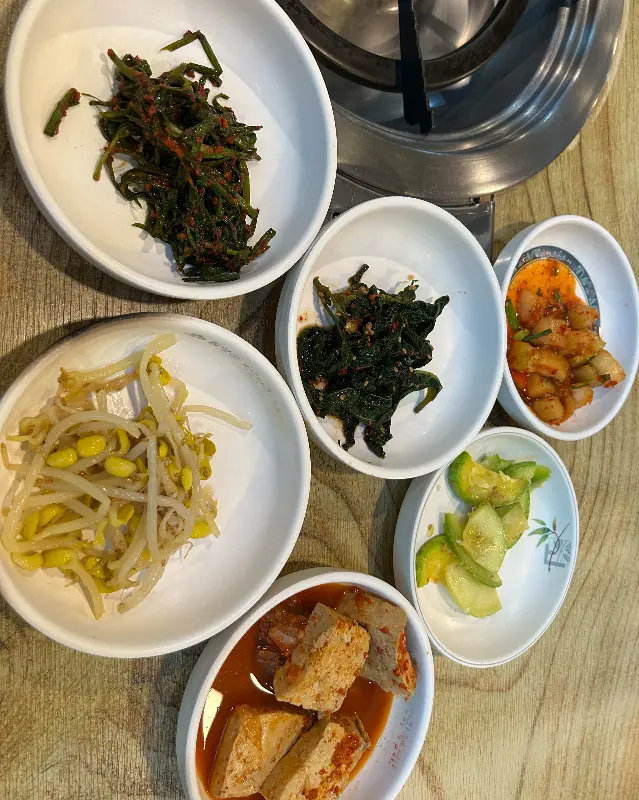 정갈하게 담겨 나온 밑반찬들