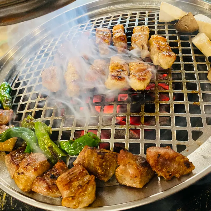 불판 위에서 마이야르 반응을 일으키는 등겹살, 꽈리고추, 새송이버섯