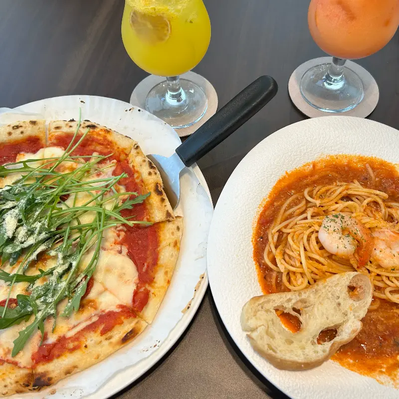 루꼴라 피자와 쉬림프 토마토 파스타