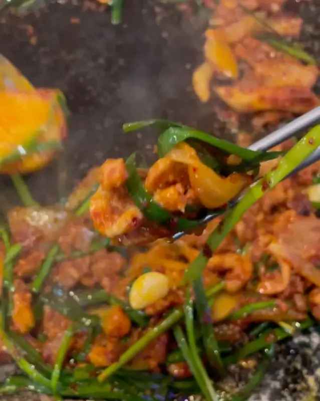 돌판 위에서 익어가는 오리주물럭 사진