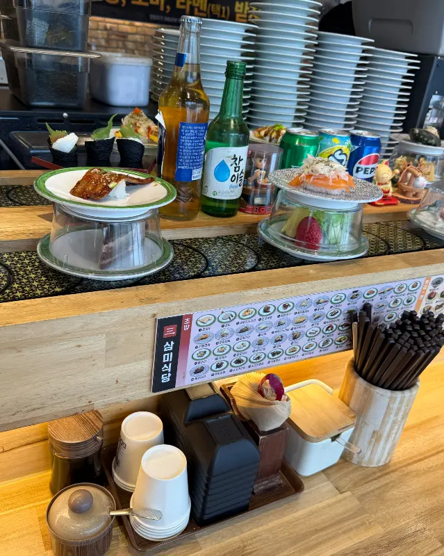 레일 위를 가득 채운 초밥들