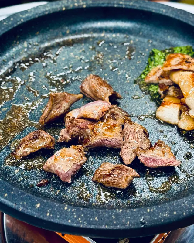 구워진 고기 조각들