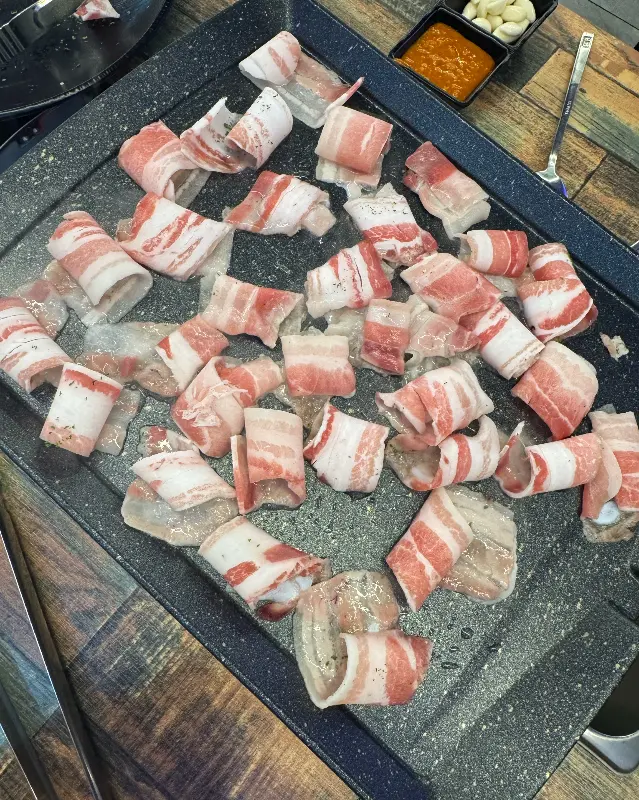 불판 위에서 구워지는 대패삼겹살