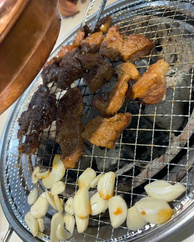 다양한 쌈 채소와 곁들여진 돼지갈비